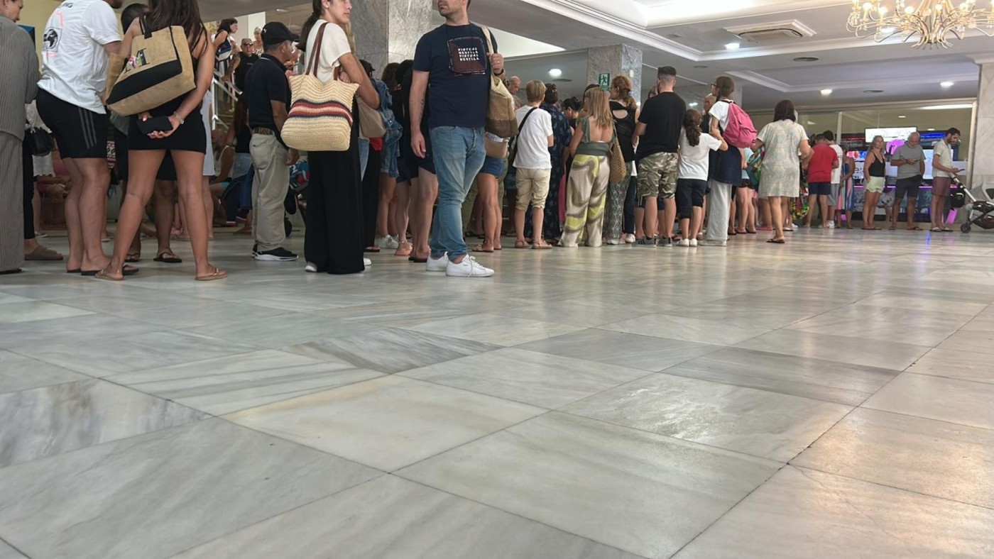 Los comerciantes de La Manga descartan que la crisis sanitaria del Cavanna vaya a afectar al turismo local