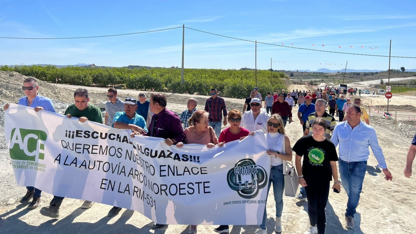 Unos 200 vecinos de Alguazas se concentran para exigir un acceso desde la futura autovía