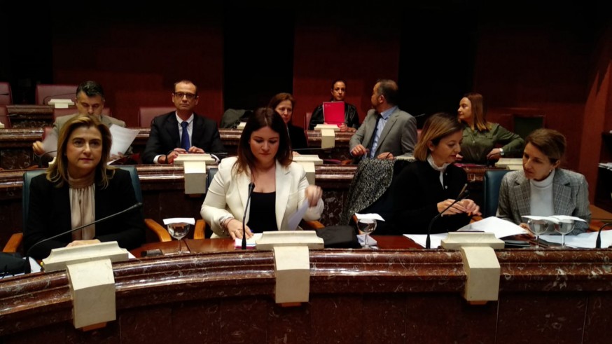 Esperanza Moreno, consejera de Educación (2ª por la izqda.) en su comparecencia en la Asamblea