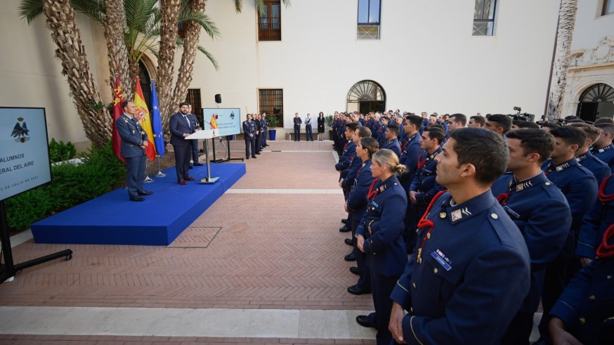 López Miras elogia el trabajo y dedicación de los nuevos tenientes de la AGA