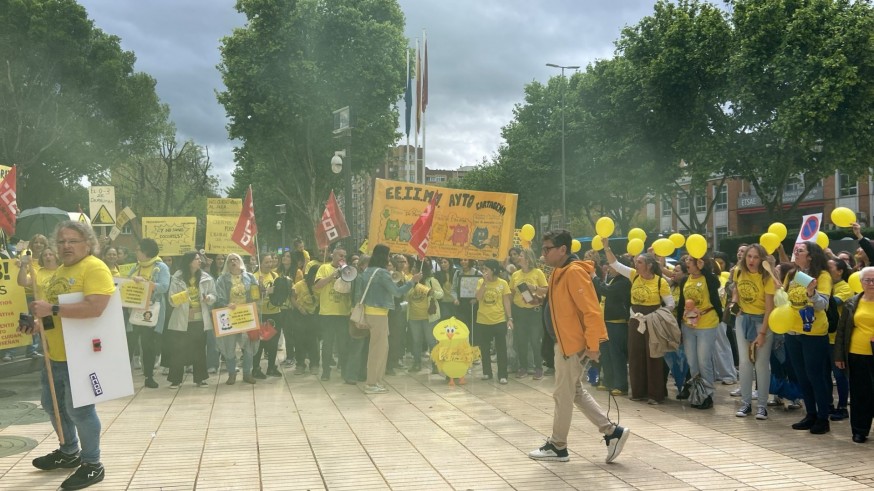 200 educadoras infantiles claman por las ratios ante la Asamblea