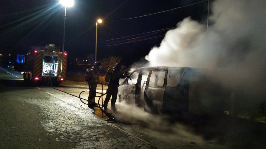 Sin heridos se salda el incendio de un coche en Abanilla