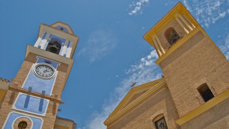 A la izquierda de la imagen, la torre del reloj de Mula