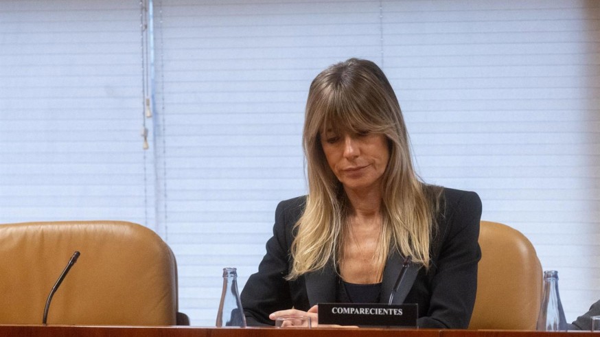 Begoña Gómez entrega su pasaporte en el juzgado 
