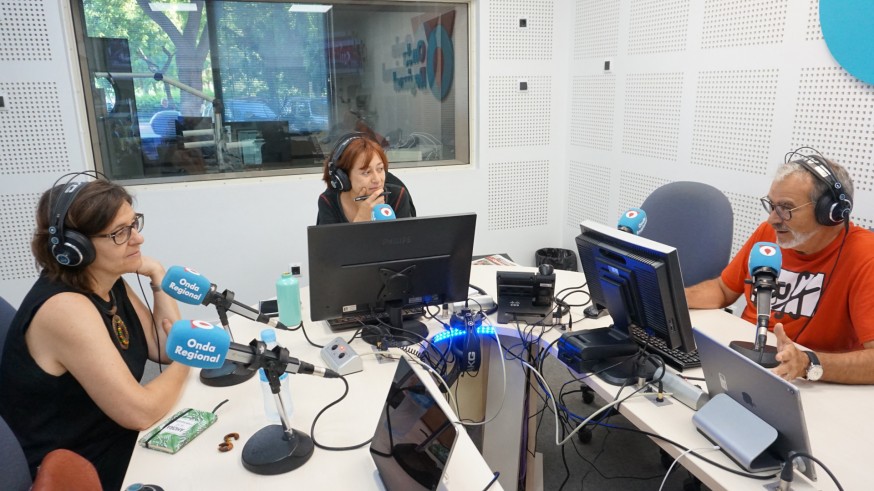 Ana R. Villaescusa y Luis Foulquié junto a Leticia G. Álvarez, editora del informativo matinal