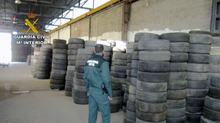 La Guardia Civil desmantela un vertedero clandestino de neumáticos y productos tóxicos e inflamables en Murcia