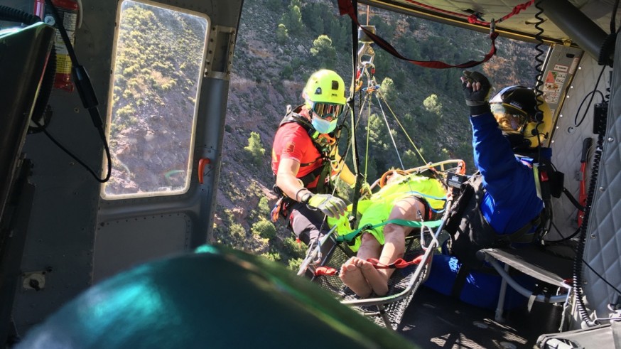 Rescate de la mujer en helicóptero tras ser localizada