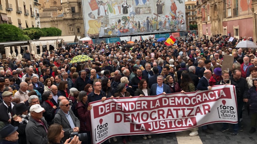 La plaza Belluga de Murcia se llena en defensa de la democracia