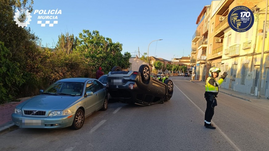 Ileso tras volcar con su vehículo y provocar daños en otros dos coches en Murcia
