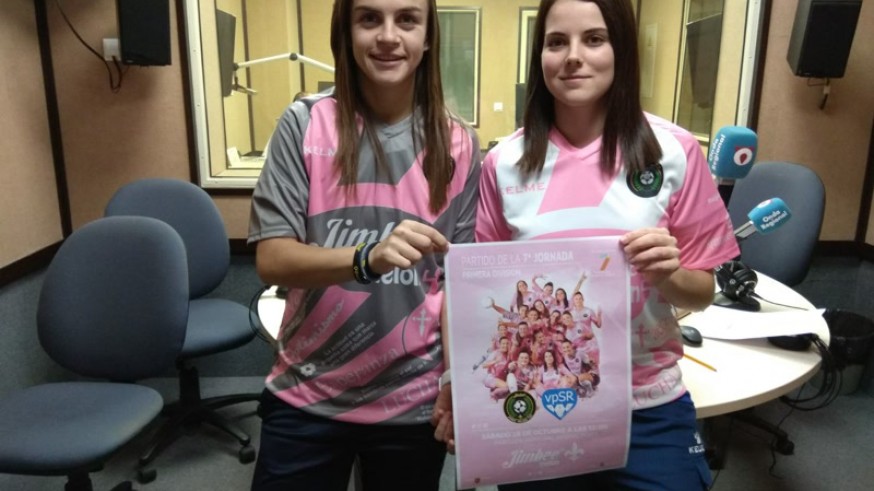 Mayte y Alba, con el cartel del partido contra el cáncer (foto: ORM)