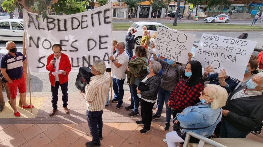 El concejal Zapata a las puertas de la Consejería de Salud, con los vecinos de Albudeite. PSRM