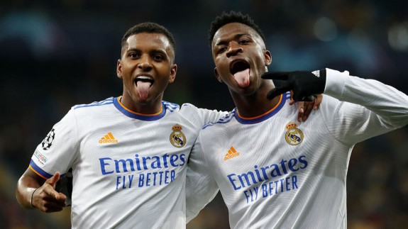 Rodrygo y Vinicius celebran uno de los goles del Real Madrid