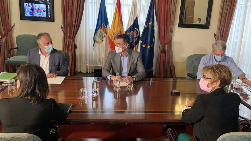 Sánchez, durante una reunión con miembros del Consejo de Gobierno de Canarias 