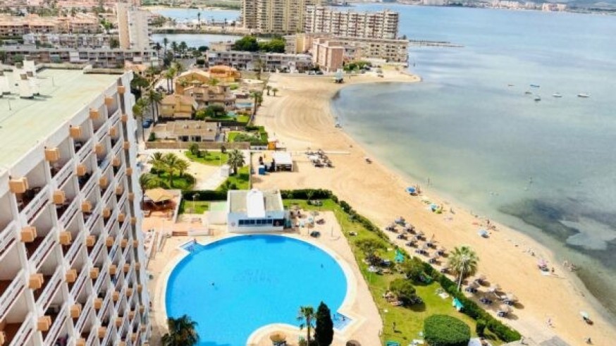 Ingresado en la UCI de la Arrixaca el hombre de 50 años herido por el desprendimiento de una cornisa en el hotel Cavanna de La Manga