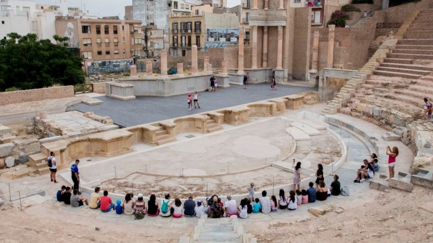 El Teatro Romano implementa su actividad con rutas y visitas guiadas este verano