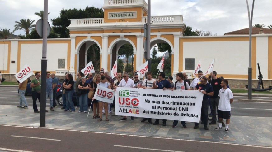 200 civiles contratados por Defensa reivindican salarios dignos