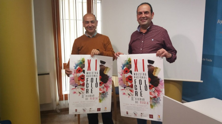 Jesús Verdú, concejal de Cultura y Festejos, y José Miguel García, presidente del Grupo Folclórico 'Arabí'