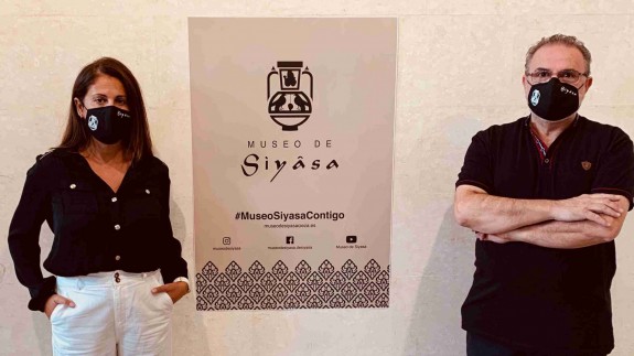 Conchi Villa, concejala de Museos de Cieza, y Joaquín Salmerón, director del Museo Siyâsa