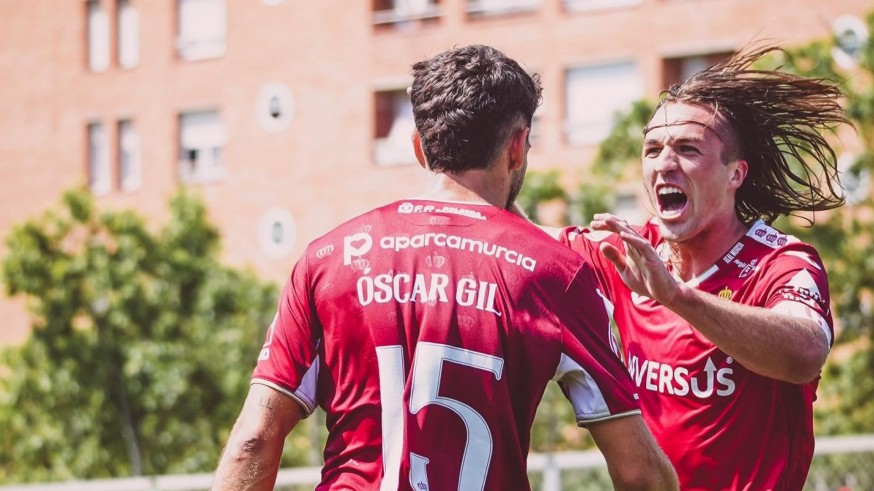 El Real Murcia respira ante el Europa (0-2)