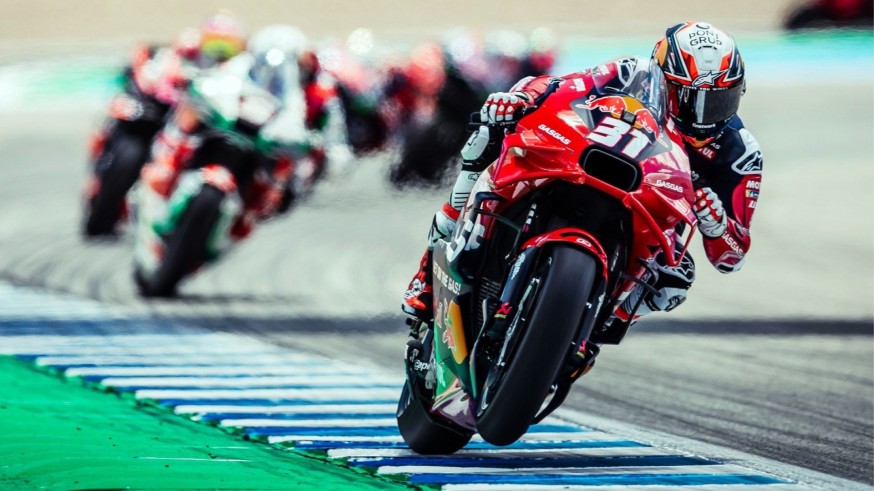 Acosta y Aldeguer, lejos aún en la primera sesión libre de Silverstone