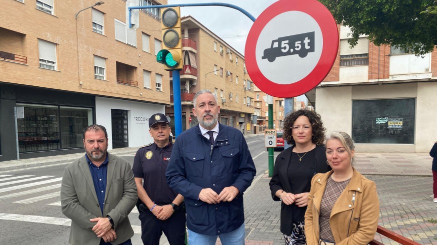 Santomera prohíbe los camiones pesados en una de sus calles para reclamar la circunvalación