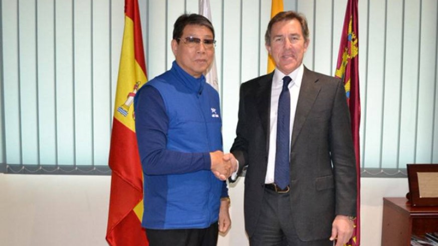 Monje Carrillo con el presidente del Lorca F C.