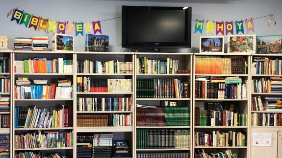 MIRANDO AL MAR. La Biblioteca Rural de Mahoya abre las puertas a sus vecinos