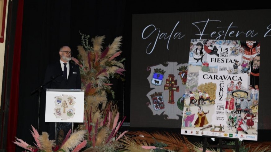 Caravaca. El dibujante Puebla firma en Cartel de las Fiestas de la Vera Cruz