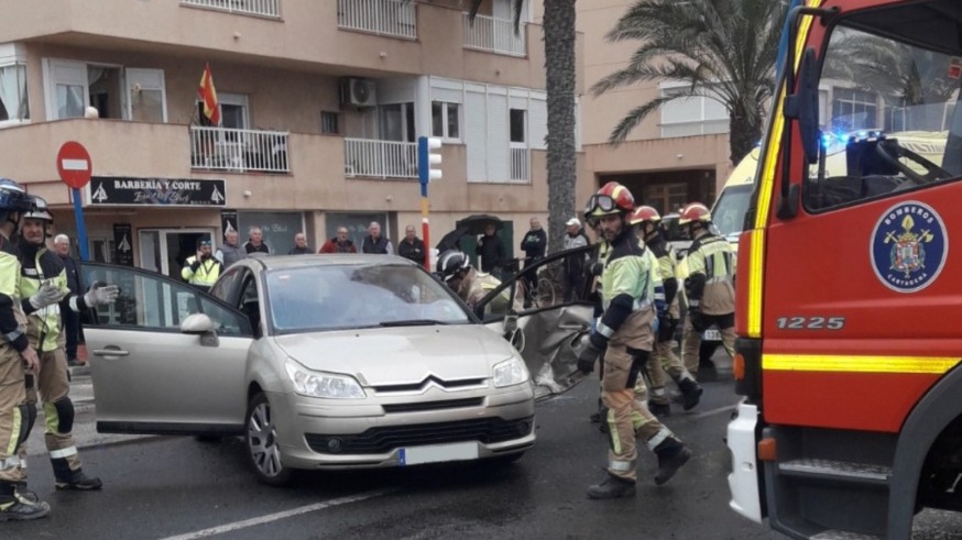 Rescatan a un conductor tras chocar contra un furgón en La Manga