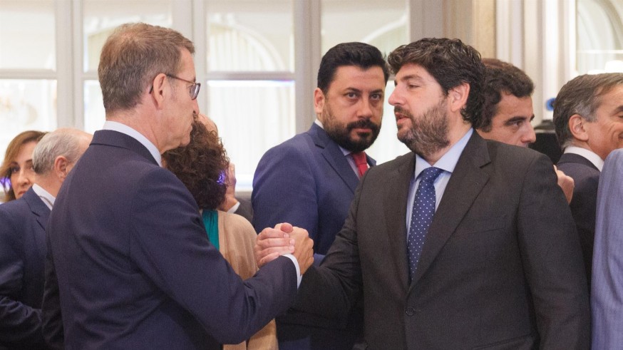 López Miras mantiene su "mano tendida" a Vox y desvincula la negociación en Murcia con los pactos en otras comunidades