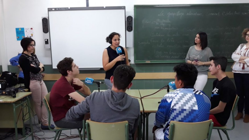 Marta Ferrero con los alumnos y profesores del IES Marqués de los Vélez