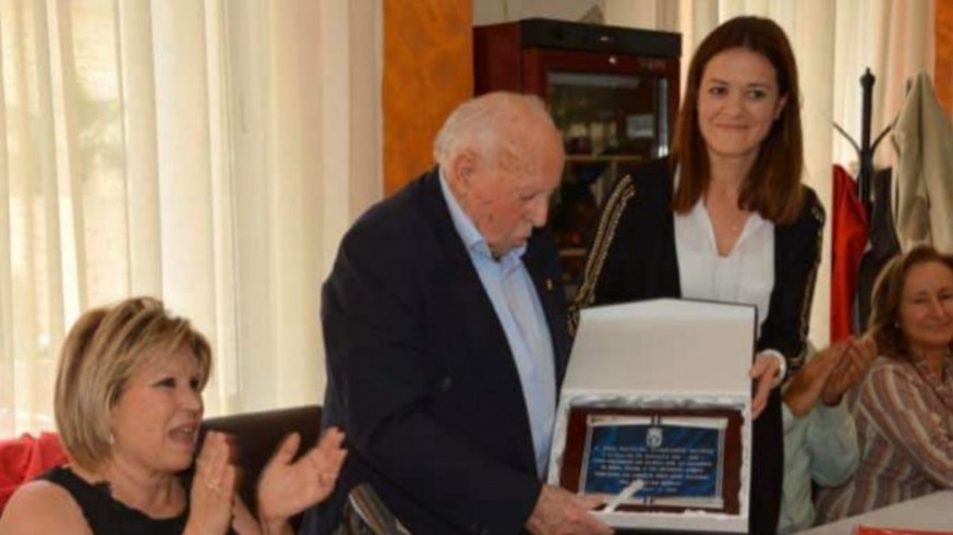 Homenaje del ayuntamiento de Águilas a Manuel Carrasco