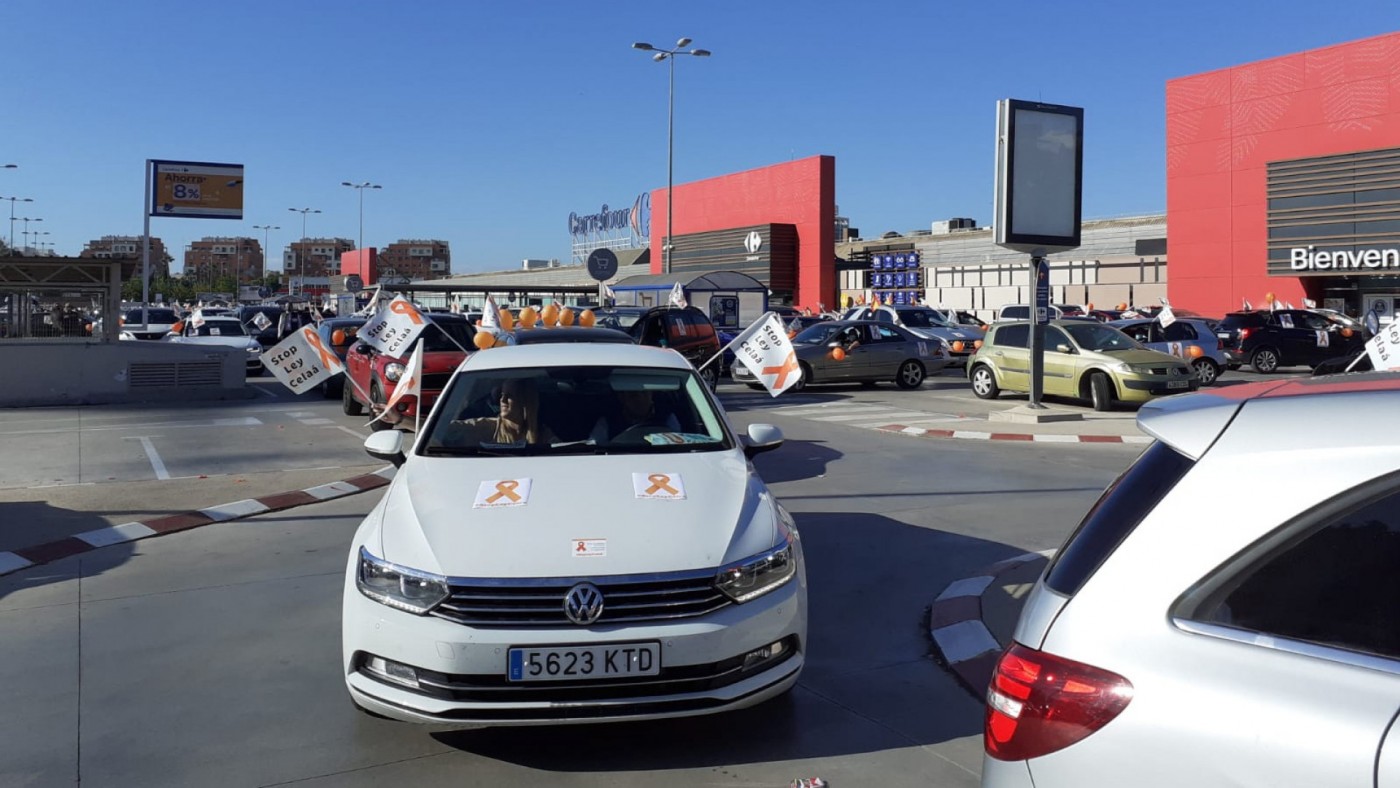 Miles de personas en cientos de vehículos colapsan el centro de Murcia en su protesta contra la Ley Celaá