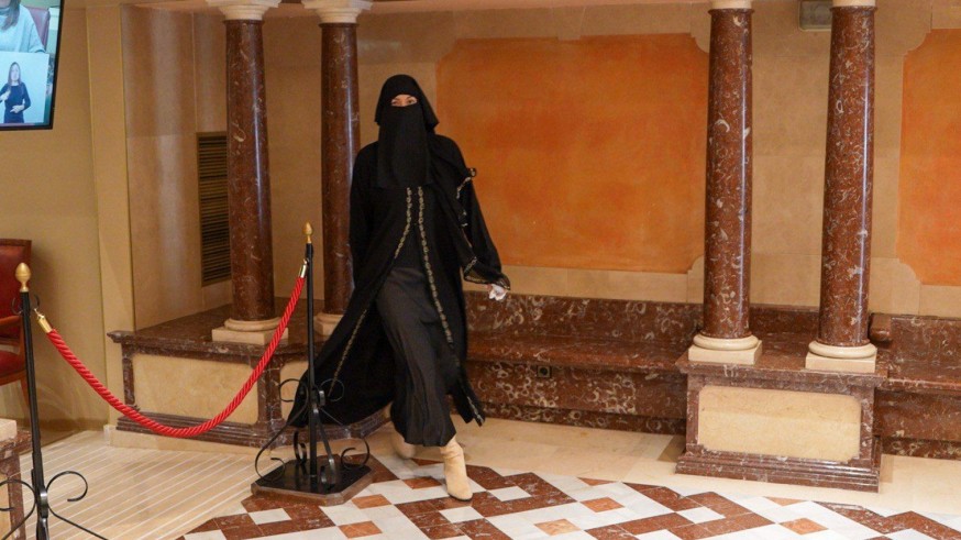Una diputada de Vox se pone un burka en la Asamblea Regional