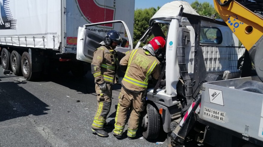 Herido grave al chocar su camioneta con un camión en la A-7 a su paso por Alhama de Murcia