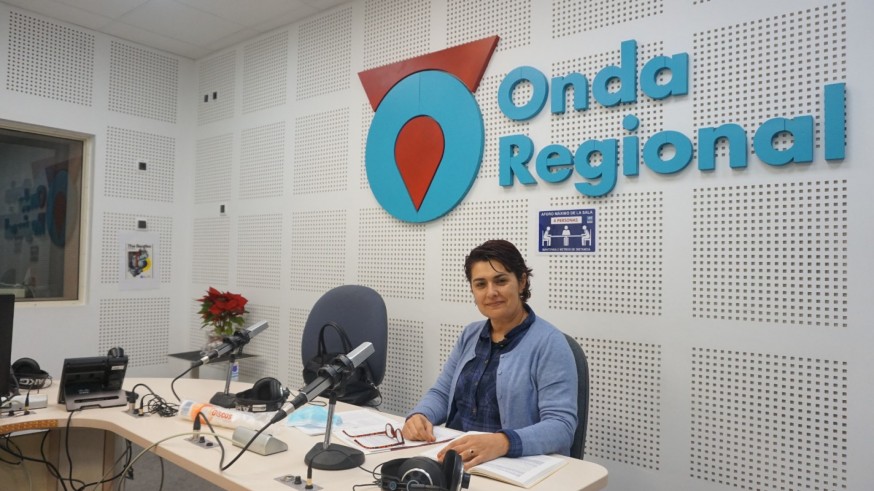 Clara Alarcón en los estudios de Onda Regional en Murcia
