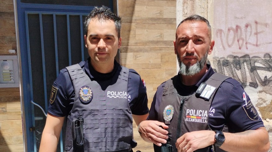 Dos policías locales de Alcantarilla salvan la vida a un hombre que se desangraba tras cortarse con un cristal