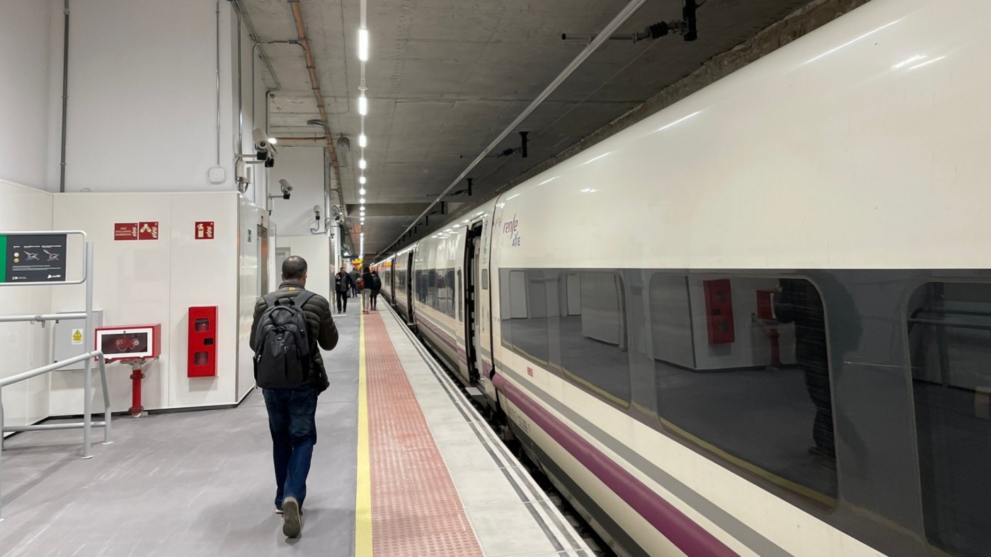 45 minutos incomunicados en un tren de cercanías en el túnel de soterramiento de Murcia