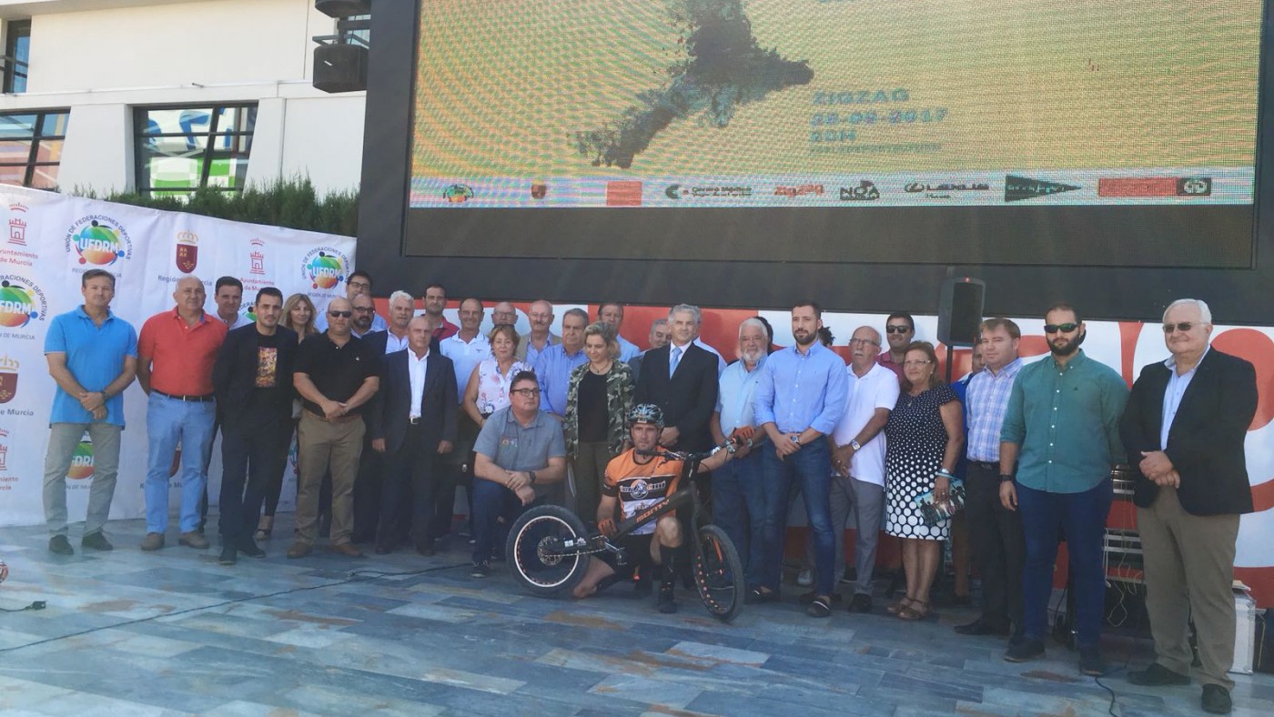 Adela Martínez Cacha junto con los distintos presidentes de las federaciones deportivas (foto: ORM)