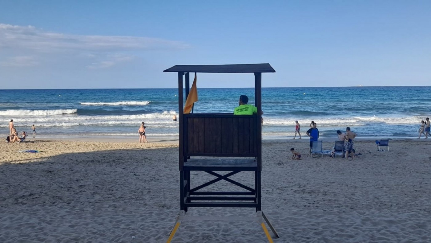 Una veintena de playas de cuatro municipios ya cuentan con puestos de vigilancia
