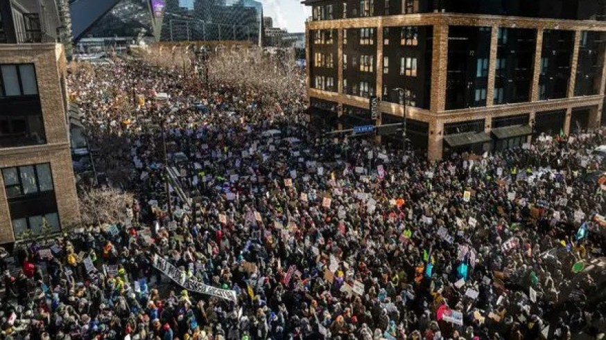 Nuevo crimen de las patrullas contra migrantes de Trump en Minneapolis 