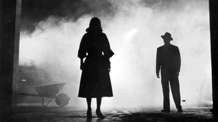 Fotograma de película con mujer y hombre en la oscuridad