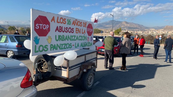 Los vecinos de Los Panizos en La Algaida vuelven a protestan por la falta de servicios