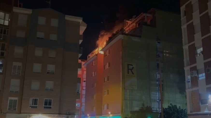 Fallece un hombre de 102 años en el incendio de la sexta planta de un edificio de San Antón en Murcia