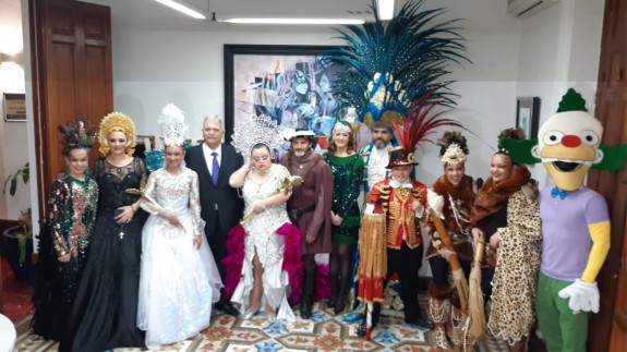 El pregonero Fernando Tejero rodeado de los personajes del Carnaval de Águilas