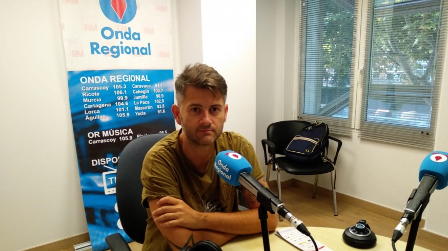 Eugenio González en los estudios de Onda Regional en Cartagena
