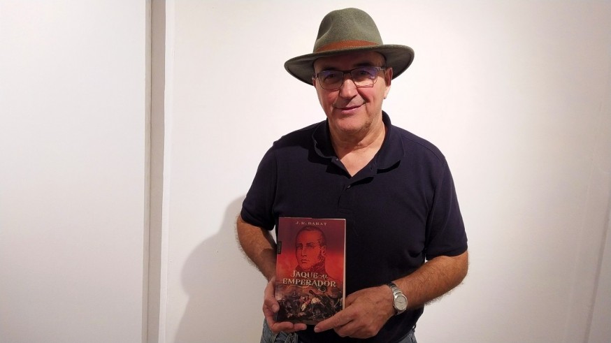 José Luis Piñero habla con el escritor Juan Ramón Barat de su novela histórica 'Jaque al emperador'