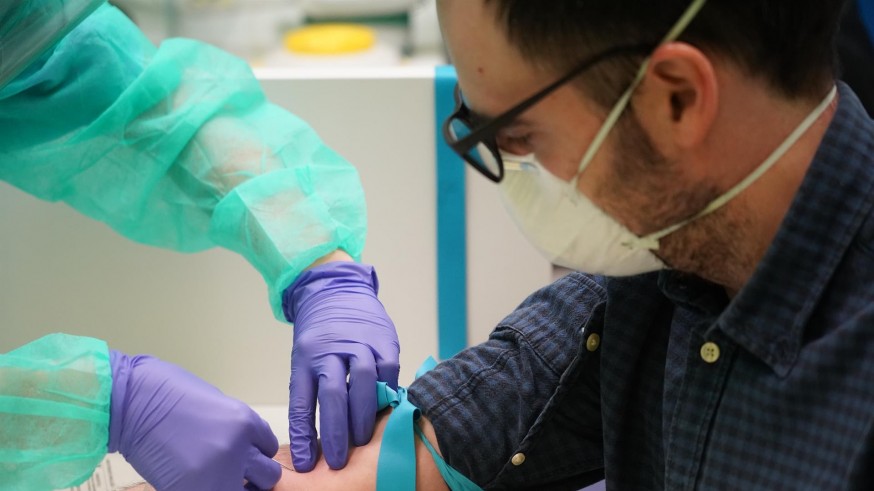 Una sanitaria saca sangre a uno de los paciente diagnosticados con COVID-19