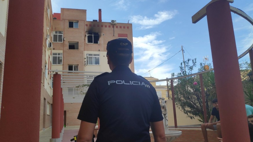 Un policía fuera de servicio salva a dos mujeres y un bebé de un incendio en Murcia