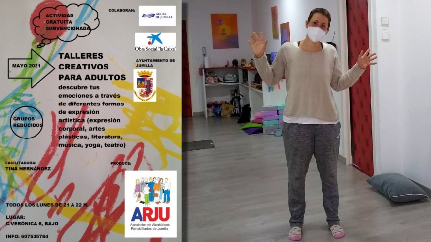 Tina Hernández y cartel de los talleres de arteterapia de ARJU